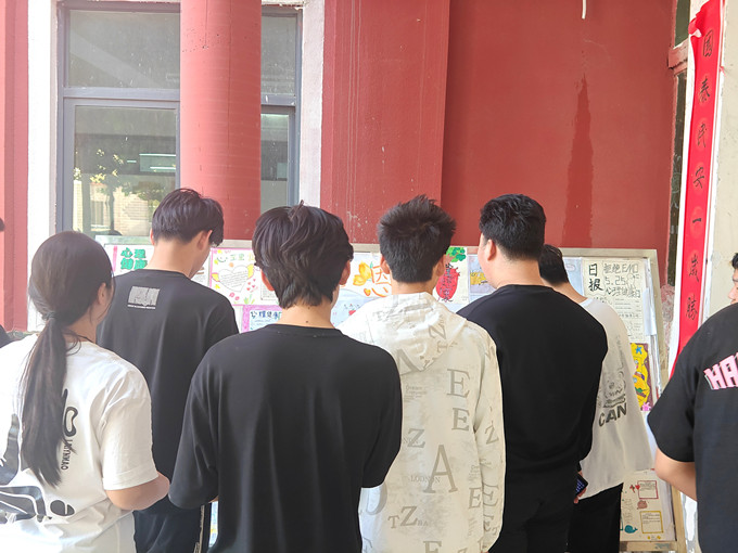 學(xué)生圍觀感恩向陽(yáng)展板_副本.jpg