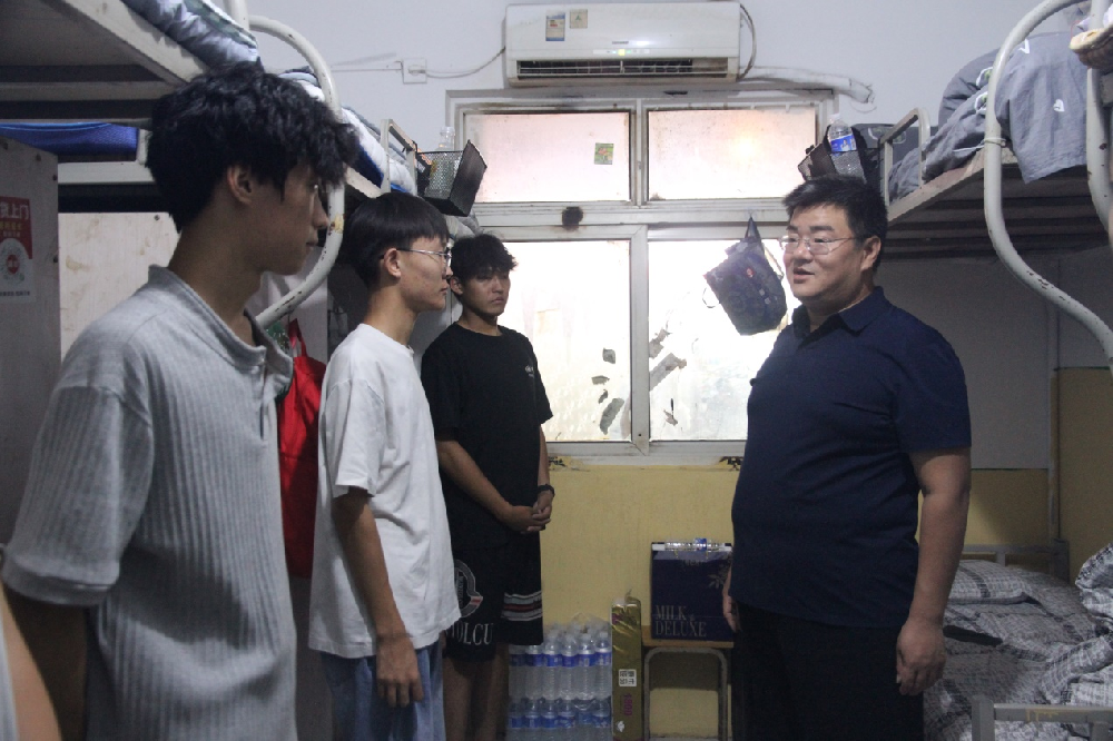 情暖宿舍，關(guān)懷入心|校領(lǐng)導(dǎo)深入宿舍慰問(wèn) 2025 級(jí)新生